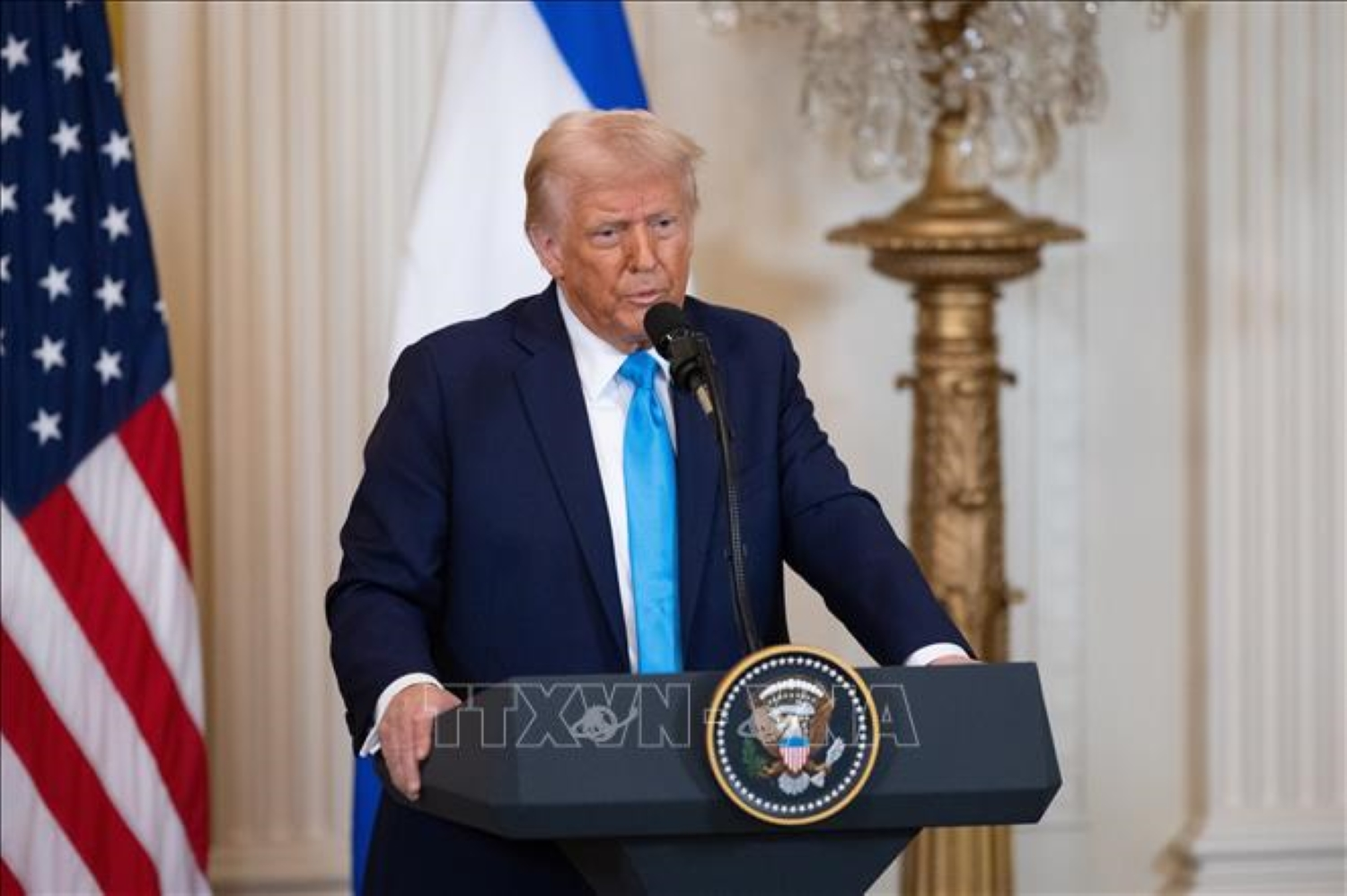 Tổng thống Trump yêu cầu các tập đoàn dầu khí giảm giá bán lẻ để hỗ trợ người dân